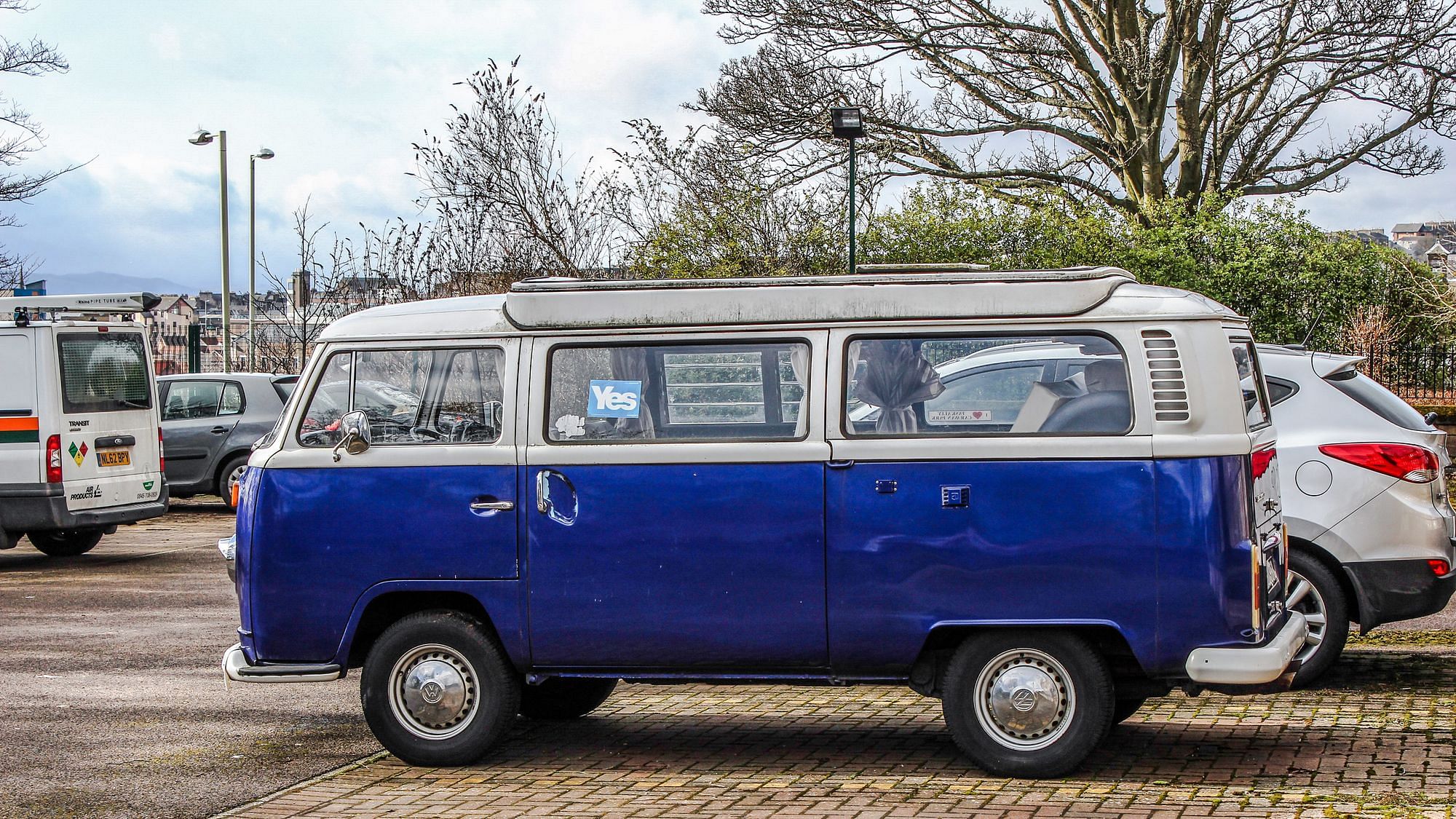 Ein VW-Bus in den schottischen Nationalfarben in Dundee trägt das Logo der Yes-Kampagne.